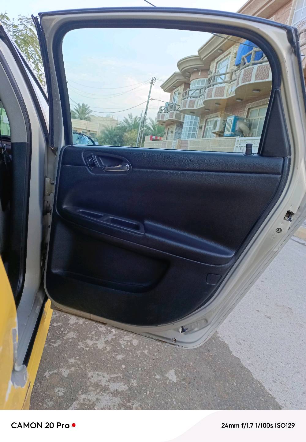 أنا عندي للبيع سيارة شيفروليه إمبالا إل تي 2008. السيارة لونها أصفر مع بعض التفاصيل بالأسود، وهي بحالة جيدة من ناحية الجسم والمظهر. من الداخل، المقاعد مغطاة بكسوة مريحة، وهناك مساحة كافية ومريحة للركاب. السيارة تستخدم بشكل ممتاز للنقل والرحلات، وأيضاً مناسبة للعمل كتاكسي بسبب لونها الواضح والمميز. الغيار أوتوماتيكي، ومجهزة بمعدات جيدة للقيادة اليومية.