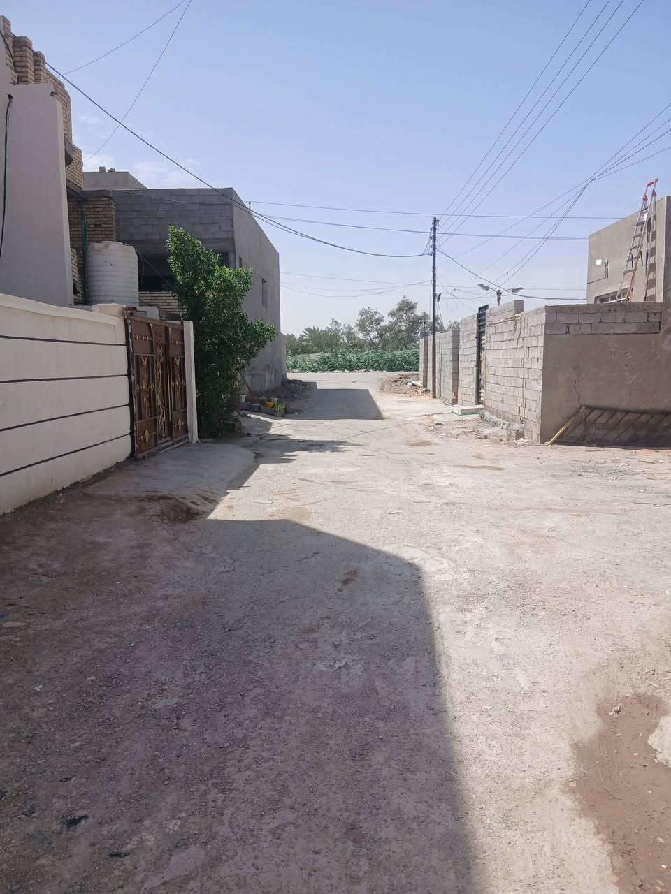سلام عليكم بيت 100 متر بحي الجوادين قرب القريه نفطيه بيت حلو وكامل من كل النواحي من مي ومن كهرباء سحب خط ذهبي بيت مرتب بمعنه الكلمه وسعر 40 وبي مجال الاستفسار *********** موجود واتس
