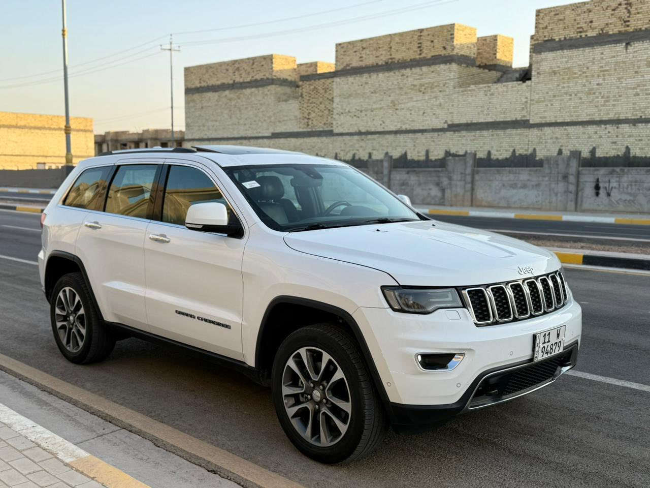 جيب كراند شيروكي خليجي limited plus
وكالة ليث العبيدي رقم بغداد الدولي باسمي 
الموديل : 2018 
عداد المسافه :86 الف mill
حجم المحرك : 6 سلندر 
السياره خليجيه كفاله عدا شبر صبغ فوق باب خلف سائق .. كير ومكينه مكفول 
تايرات جدد شادلها تخم 
المواصفات ..
بصمة تشغيل وابواب تشغيل عن بعد 
3 شاشات .. بانوراما سقف 
داخل مقاعد جلد تحكم كهرباء تدفئه تبريد 
حساس امامي وخلفي ونظام تحذير اصطدام 
سستم سماعات 10مع مكبر صوت دمام 
تبريد قطعتين وايضا كشن خلفي بي هيتر 
مري قلاب عنده الرجوع وايضا شفط كهربائي 
صندوق كهرباء فتح وغلق 
كشن حظن مع ذاكره خزن ميموري
نظام اوتو ديم تعتيم مرايه  
ويل كب حجم 20 انج  
شاشه نظام اندرويد و اوتو وابل كار بلي 
رادار توقف خلفي مانع تصادم
اناره زنون مع زراك لايت 
السياره بحالة الوكالة جدا جديده 
السعر 268 ورقه وماكو هيج نضافة بهل سعر 
لاستفسار اتصال على ***********
