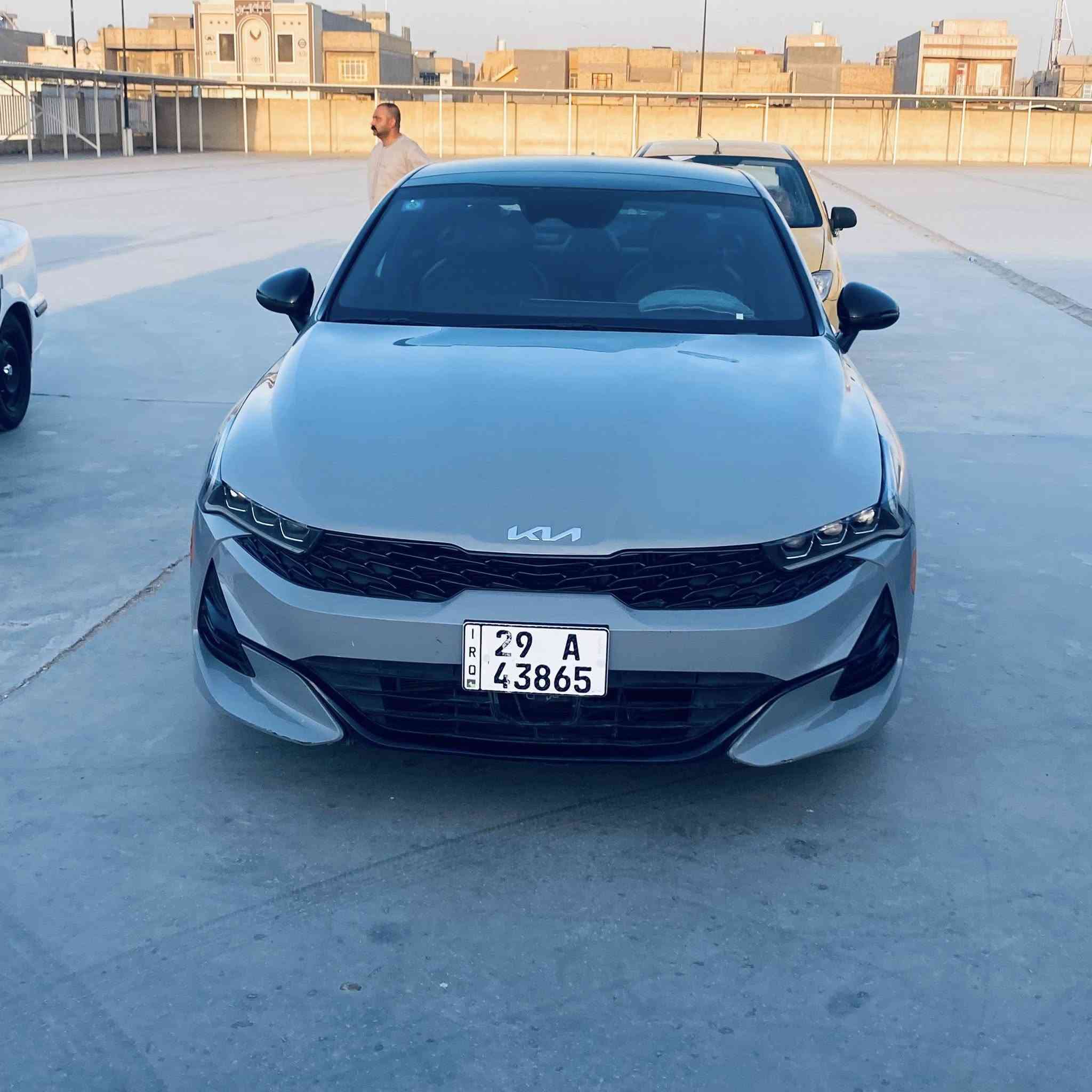 سلام عليكم k5 موديل 23 حره بأسمي  رقم أنكليزي واسط  تحويل ثاني يوم مواصفات جيتي لاين فول بنوراما محرك 1600 تيربو سيارة جديدة بدون دواخل  صور الحادث مرفقة السعر 153  للمعلومات ***********
