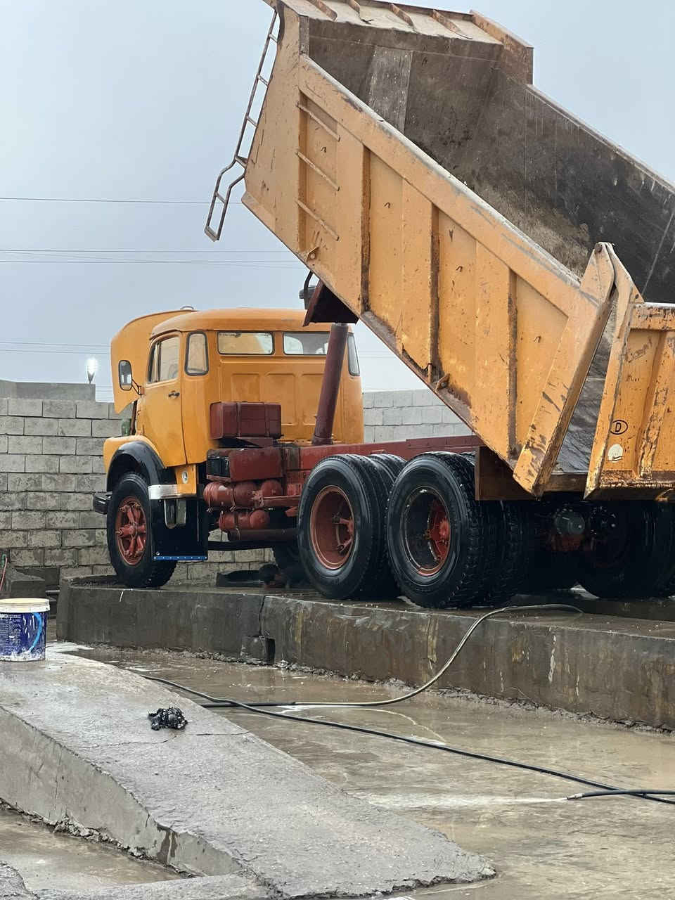 السلام عليكم ورحمة الله وبركاته سياره لبيع موديل 79ام لغوه كير جديد مكينه خير من الله تايرات تخم رقم بغداد نكليزي السعر 32 وبيها مجال رقم الهاتف***********
