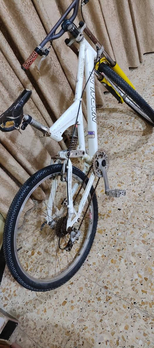 من رخصت الادمن المحترم وافق 
السلام عليكم اخوان بايسكل المنيوم المنيوم جبلي دبلين دبل امامي وخلفي شغالات ابريك وره شغال الكدام بس نقص واير فقط السكان حلو البداله الخلفيه من شركة شيمانو 7نمر شغاله بس يرادلها تقسيم الرنكات نصيفات التايرات نضيفات البايسكل نضافه 75% 
مكاني بصره صبخة العرب ماعندي توصيل 
سعره 65الف وبي مجال والشراي يتدلل 
رقم***********
