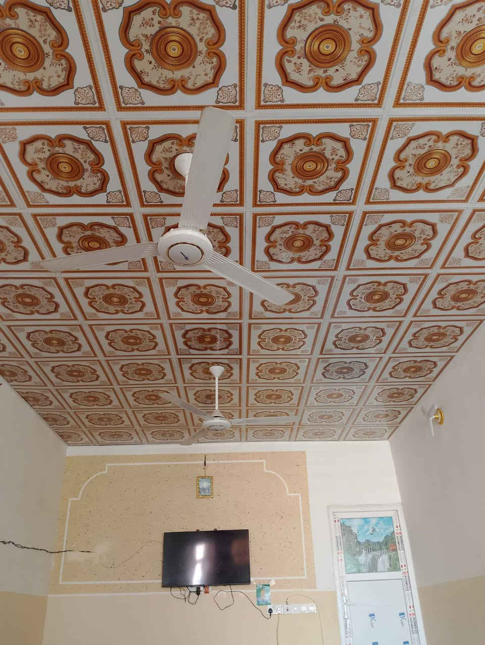 سلام عليكم عندي ارض للبيع  بيه بيت مساحه الارض 650 متر يتكون البيت من غرفتين نوم وصاله ومطبخ وصحيات البيت كامل مكمل ارضيه بورسلين وصقوف ثانويه البيت عكاده حلو مرتب السعر 75وبي مجال قليل العنوان كربلاء شارع بغداد يم عامود 337قرب مجمع الكليني الاتصال على هذا الرقم *********** علما المنطقه سكنيه وكافه الخدمات موجوده  ملاحضه اتصل مامتواجد على النت
