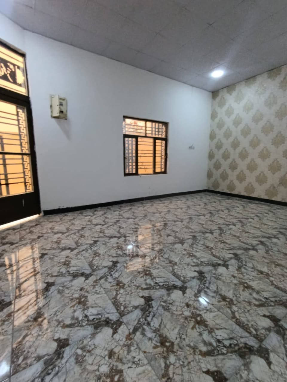 دار البيع في شط العرب الجزيرة باب الهوى مساحه 180متر سعر لبيت 77وبي مجال للاستفسار ***********
