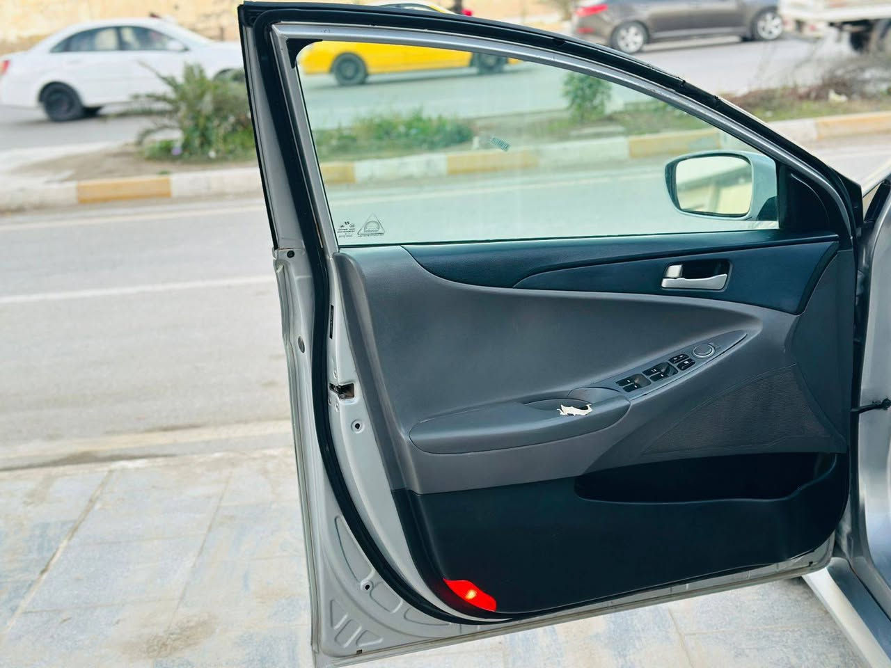 السلام عليكم ورحمة الله وبركاته.                            هوندآي سوناتا 2014 حر تحويل مباشر 
وارد امريكي حادث فقط مقدم البنيد وجملغ بدون دوخل وبيه رشه بل هلال  سياره جديده ماشيه  60 الف مكينه 2400  السعر 105 وبيه مجال الشراي 
مكاني ناصريه مركز                                                   اللاًستفسار اتصل ‭0781 177 7628
