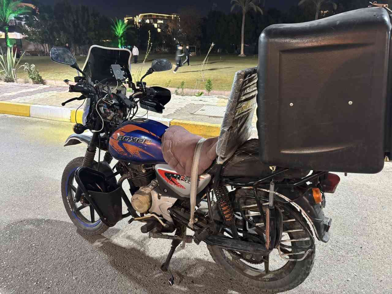 سلام عليكم ورحمة بوكسر موديل ٢٢ اوراق موجوده بس تلفانه شي قليل بيه دخانه بصيطه دهن كله امزويل اشد سعر ٩٥٠ الف وبيه مجال شي قليل مكاني بغداد يرموك  رقمي *********** بي واتساب
