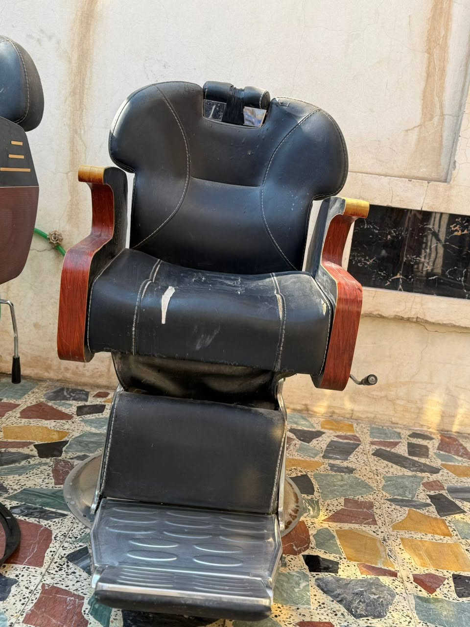 السلام عليكم..  مكلف بالنشر
من رخصة الادمنيه 
كراسي حلاقه عدد 2 سعر الواحد 100 وبي مجال 
التواصل فقط ع الرقم ***********
