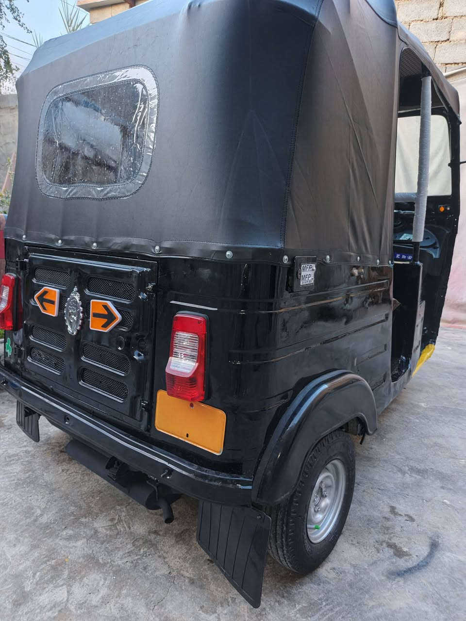 السلام عليكم تكتك للبيع موديل 2017 بشهر 11 بيه مكينه مال 20  مصبوغه لجماليه فقط المكان كربلاء التكتك اوراق سعره 3 و 300 وبيه مجال ***********
