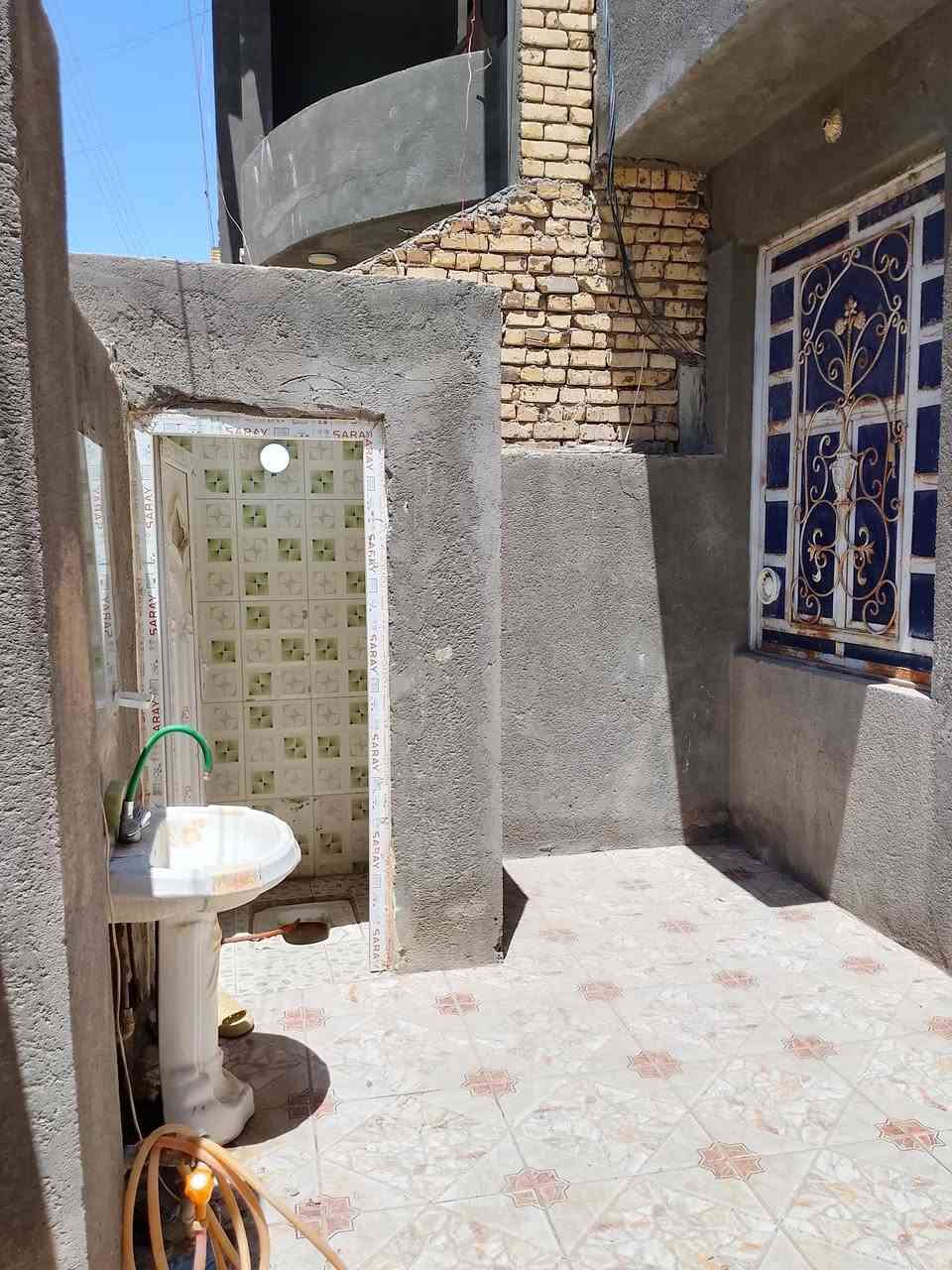 سلام عليكم عندي بيت لايجار بلموحيه خلف صيدليه الجبل مباشرا بي غرفه وحده ومطبخ وصاله ودوانيه وصحيات داخليه و خارجيه وطارمه جبيره وسطح بيت نضيف جدا ايجاره ٤٠٠ وبي مجال***********
