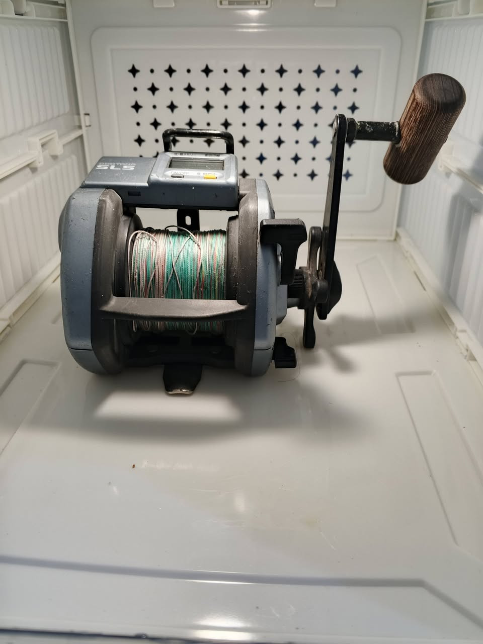 السعر ///مزاد يبدأ ب25 /**/التوصيل 5
الموديل: Shimano Digitana SLS GT4000.
الصناعة: يابانية أصلية (Product of Japan).
نظام SLS: تكنولوجيا (Shimano Line-retrieval System) التي تضمن توزيعاً متساوياً للخيط وسلاسة في السحب.
الشاشة الرقمية: مزودة بشاشة (Digital Counter) لقياس عمق الخيط بدقة/بحاجه الى بطاريه.
المقبض: مقبض خشبي كلاسيكي مريح مصمم لتحمل الضغط العالي أثناء سحب الأسماك الكبيرة.
الهيكل: هيكل متين جداً مقاوم للتآكل والصدأ الناتج عن المياه المالحة.


**إذا كنت صاحب هذا الإعلان وتريد حذفه لأي سبب، رجاءا أرسل رسالة إلى الدعم الفني**