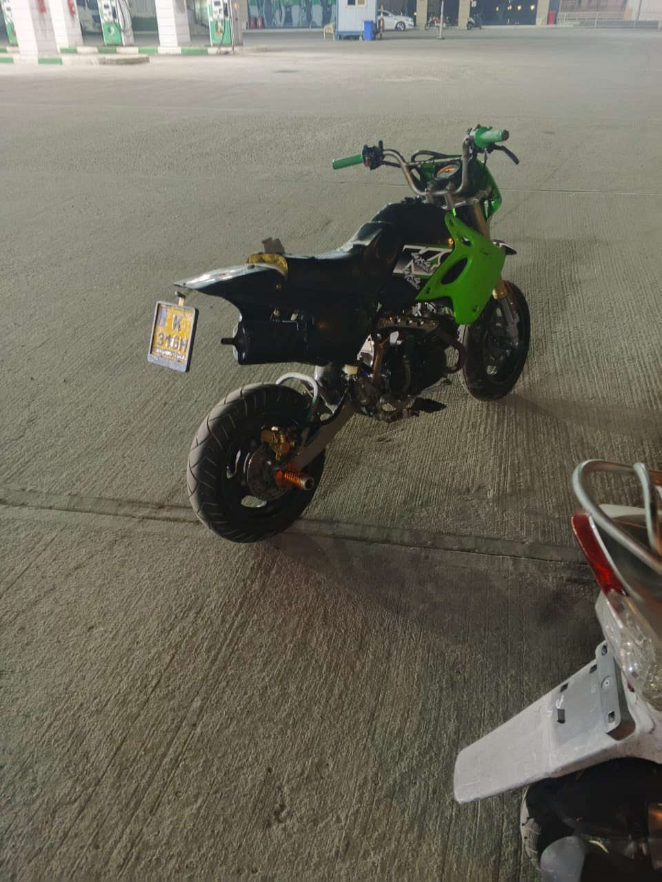 سلام عليكم منگار ياماها ياباني الاصلي دراجة شلعة وسرعة تخبل دراجة رايدها ب١٠$ مكلف بلنشر فقط هاذ رقم راعيها *********** العنوان البصرة الاصمعي
