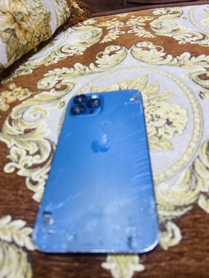 السلام عليكم ايفون١٢ برو ماكس لجهاز وتر بروف بس ضهر وشوي من جوه بس فطر ممبين بطاريه ٧٧ بلاد  كله شغال فيس ايدي شغال. الاستفسار ***********
