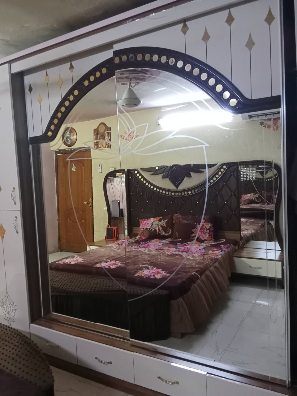 غرفة تركية للبيع 9قطع جديدةونضيفة سعر750.
رقم***********.
