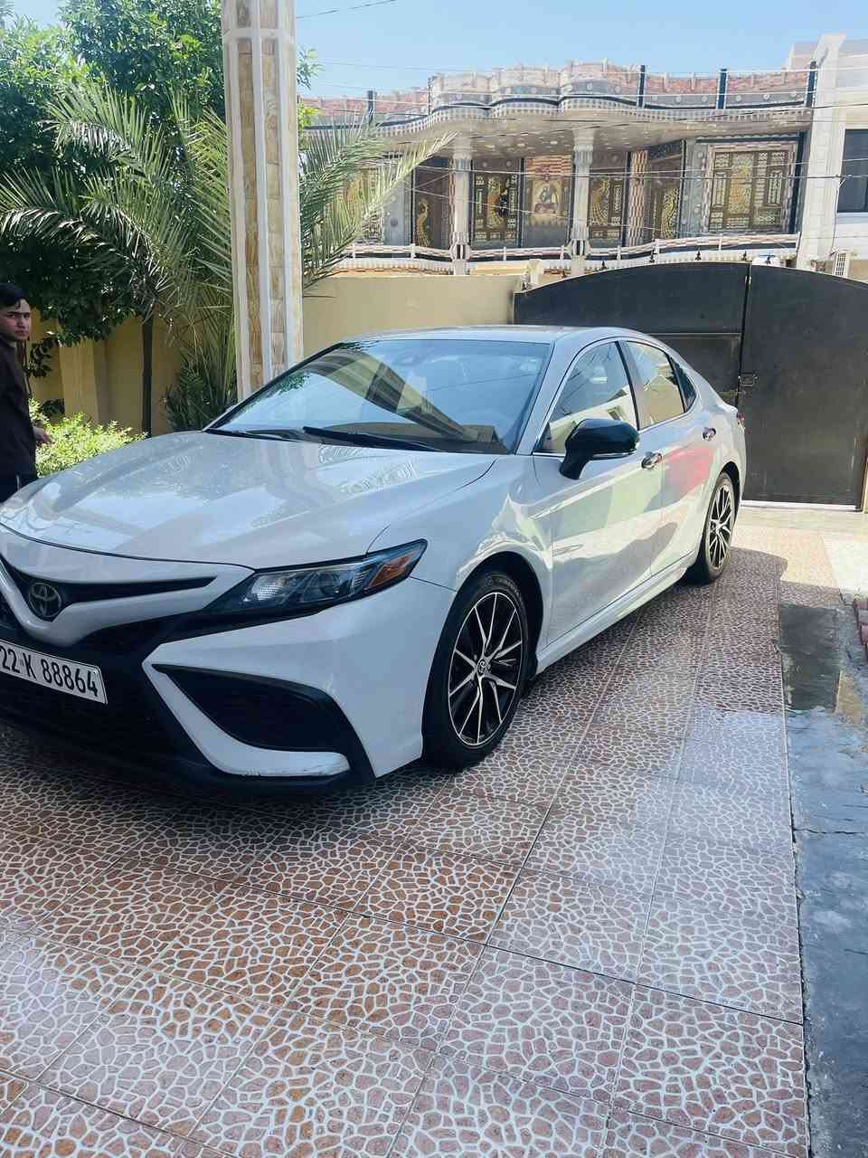 السلام وعليكم للبيع كامري موديل 2023  مواصفات se لسيارةكلين  بدون ضرر بدون صبغ بدون تبديل مكفولة كفالة عامة رقم أربيل تحويل ثاني يوم لون اسموك مواصفات 
كشنات جلد 
شفتات استيرن تحكمات 
اشاير مري تحديد مسار 
رادار امامي وجانبي 
قيادة ثاتية 
كشن كهرباء ومو مواصفات هواي بعدد لاستفسار لاتصال *********** مكان لسيارة ديالى
