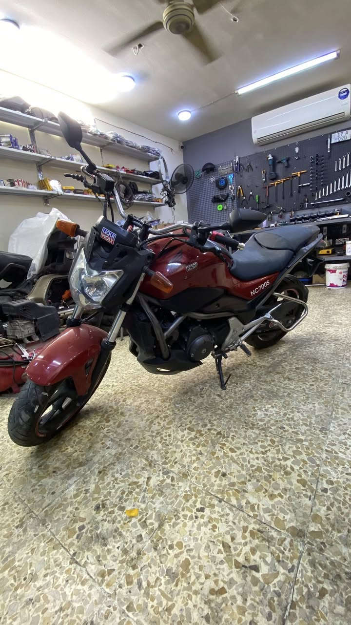 السلام عليكم هونداnc s 700
دراجه كامله مكفوله 
بيه نقص جامه اماميه 
بغداد الكريعات 
رايده 20 $ وبيه مجال 
***********
