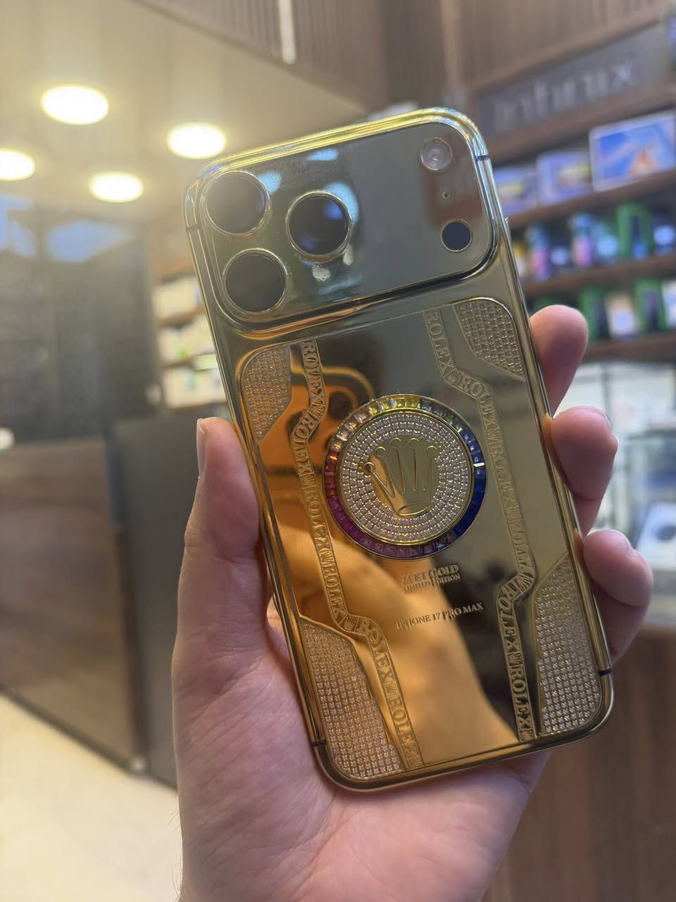 17 برو ماكس 256 بطاريه 100‎%‎ مشحون 19مرة
نضافه 100‎%‎ شخط واحد مابي 
مطلي ذهب
السعر : 2.550.000 الف بي مجال بسيط 
رقمي : ***********
أنينو للهواتف
