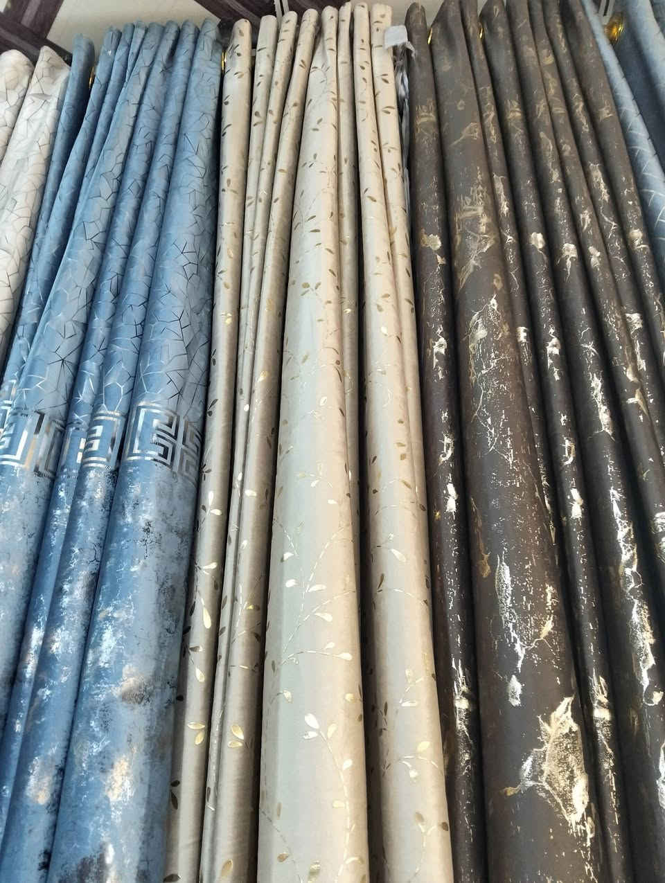 بردة ماء الذهب قديفة ثقيل السعر 14 فقط 
الارتفاع 3 و 10 والعرض كل قطعة متر ونص 
العنوان شارع الجاهزة مقابيل محل كرزات حمودي يوجد توصيل ***********
