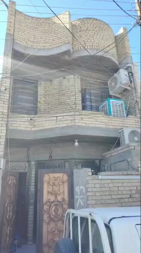 بيت للبيع 
100 متر 
واجهة 5 
النزال 20
🔴الطابق الاول : مدخلين يحتوي على ممر و استقبال و ساحة درج وغرفة نوم  و منور و تواليت وحمام مشترك جوه وتواليت بالكراج 
🔴الطابق الثاني: يحتوي على 2 غرف  كبار و صاله 
و حمام وتواليت مشترك 
🔴و الطابق الثالث بيتونه كبيره وسطحين 
البيت بحاله ممتازه  من الداخل  ما ناقصه اي شي 

العنوان شهداء الامين خلف ماركت كرار الوائلي 

للتواصل ***********
