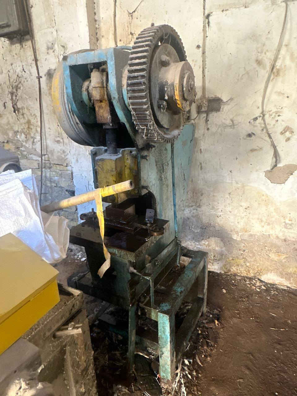 📢 إعــلان بيع معمل تورنة كامل
السلام عليكم ورحمة الله وبركاته 🌿

يوجد معمل تورنة للبيع يحتوي على:
⚙️ تورن عدد (2)
 • الأولى: صناعة روسية
 • الثانية: صناعة ألمانية
 • الحجم: متر

🛠️ معدات إضافية:
 • دريل ثابت
 • كوسرة قطع
 • سناور تعديل شيش حديد
 • مقص

📍 الموقع: بغداد – حي العامل
💡 المعدات نظيفة جداً ولكن متروكة (غير مستخدمة حالياً).

💰 السعر الكامل للتورنات والمعدات: 7,000,000دينار عراقي وبيهن مجال للشراي

📞 للاستفسار والمراسلة: ***********
