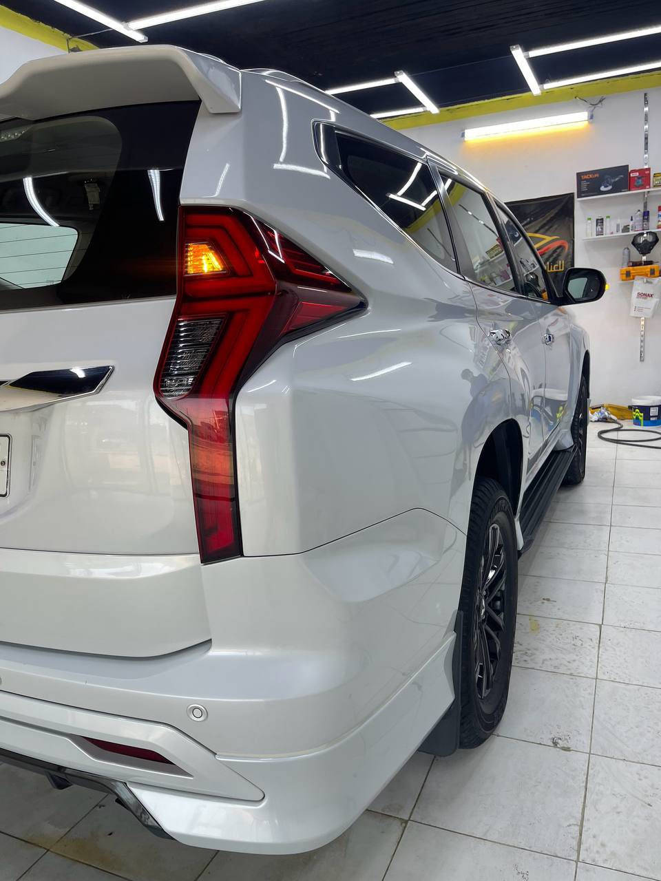 باجيرو سبورت 2020 للبيع اعلى فئة في الباجيرو سبورت عداد الكتروني لايت زنون تبريد فول على طول السياره 7راكب الداخل احمر كشنات جلد فتحه بالقمارة تحكم ستيرن جهتين وضعيات قياده متعدده
 4H -2H -4HLC-4LLC  السياره فور ويل 
 6 سلندر 3cc  حمالات فوق القماره  وبعد مواصفات الفول  كلها بيها السياره 
ماشية 32 ألف  وقابلة للزيادة وقابل  للزياده السياره مكفوله بس بيها رصعات بسيطه فوق القماره والبنيد ما مبينات إلا تركز بيهن 
وهذا رقمي للشراي الي  يحب يتصل ***********
