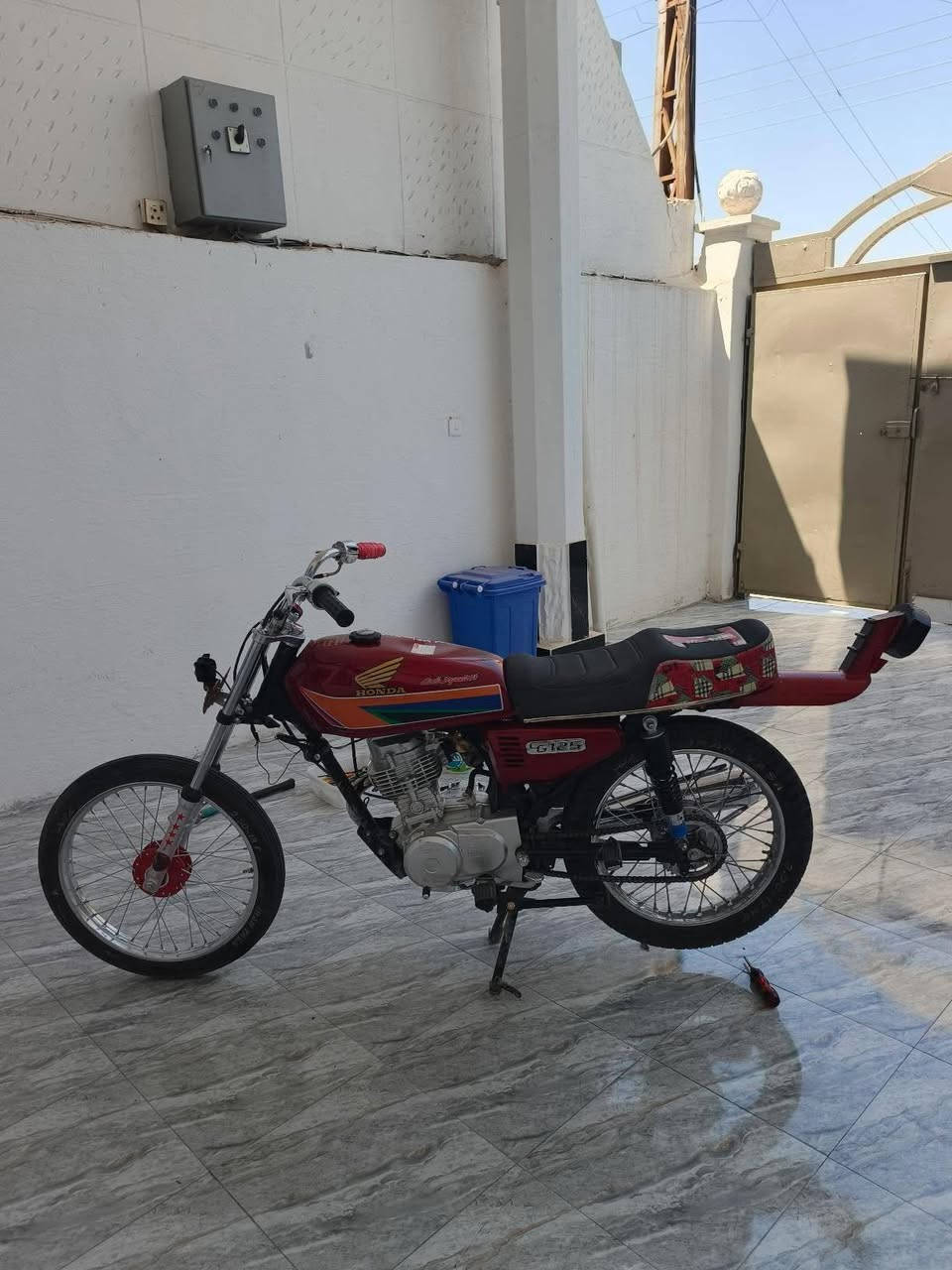 يالله السلام عليكم
دراجه نامه شلامجه مكينه بلاد لاتبخير ولا شي وسبانه مامدود عل مكينتها 
شلعه معدل طيران وتعميره جديده قبل شهر مشدوده تقرببا
كامله اي نقص مابيها مكينه 
ضفيره بيها كلها شغاله 
دراجه برغي نقص مابيها تجي تركب وتطلع بيها وين متريد 
سعرها 550وبيها مجال للشراي 
للتواصل *********** متوفر واتساب وخط

