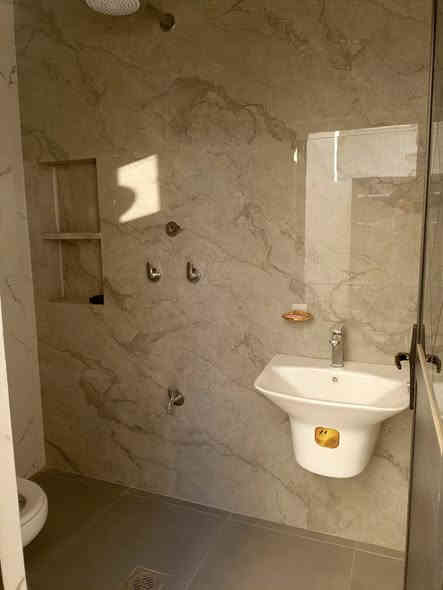 دار للإيجار في الرمادي شارع 60 قرب مستشفى الرازي .

يتكون الدار من غرف نوم عدد 3 وصالة و استقبال و مطبخ و مجموعة صحيات داخلية وخارجية.

بناء حديث .

كافة الخدمات متوفره من ماء وكهرباء وطنية و مولد.

#سعر الايجار 650 الف .

ـــــــــــــــــــــــــــــــــــــــــــــــــــــــ.

📍 للمزيد من التفاصيل يمكنكم زيارة مكتبنا:

مكتب شمس الرافدين  للعقار  – الرمادي / شارع 40 – قرب مرطبات دريم لاند.

📞 أرقام التواصل (واتساب متاح):

*********** ✅ عبدالغني الفراجي.

*********** ✅ عبدالغني الفراجي.

*********** (كــورك) ✅

⏰ متواجدون في المكتب على مدار أيام الأسبوع.

من الساعة 3 عصراً حتى الساعة 9 مساءً.

نرحب بكم دائماً لزيارتنا والاستفسار عن أي عقار يناسبكم.
