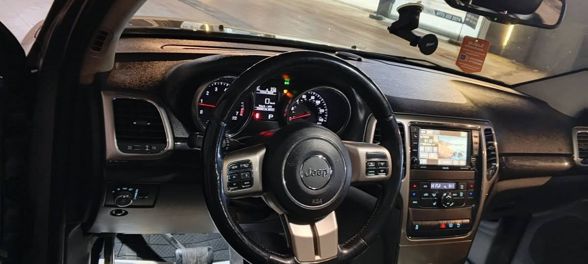 سياره جيب شيروكي موديل 2013 سياره ضررها ربع بوند وجاملغ بدون دواخل سياره جاهزه للتفاصيل اتصل على الرقم ***********
***********اسيا موصل, نينوى
