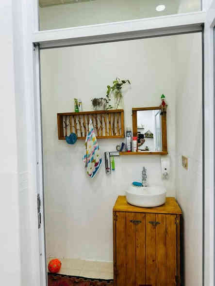 سلام علیکم

#خانووی_مۆدێرن بۆ فرۆشتن ⛪💒
ناونیشان 📍 ناحیەی ڕزگاری (سموود) 

◼️ گەڕەکی ژاڵە 🌃🌆 زەماوەنگەیەکان 🌃
◼️ کۆڵان سەبەکان 🛣️ پشت شوقەکان 🌆
◼️ تەنیشت گوندی نۆژەن سیتی 🌆
◼️ ڕووبەری  6.5 بە 20 = 130 مەترە 📏📐
◼️ تاپۆی یەک ناوە
◼️ ڕووی لە خۆری ئێوارەیە 🖼️🌄
◼️ کامل مەترو بیست  کاشییە ✅
◼️ ژوورەکانی سەقف مغریبییە و دەکتی مەرکەزی مەرکەزی بۆ کراوە 
 

🔴 ژوورەکانی ئەم خانووە پێکهاتووە لە ⬇️

🔶 میوان 🪑🚪
🔶 مساعد مطبخ 🍽️🫖
✅ مطبخ 🍽️🫖
🔶 هۆڵێک 
🔶 دوو ژووری نوستن 🛋️🛏️
🔶 ڕۆشنایی 🪟
🔶 مشتەمەلات 🛁🚿

بۆ زانینی نرخ 💵 تەنها خاڵێک لە کۆمێنت دانێ ڕاستەوخۆ بە نامە نرخەکەیت پێ دەگات یان پەیوەندی بکەن بەم ژمارانەوە 📲📞📳

***********

ئێوەی بەڕێزیش هەر موڵکێکتان هەبوو بۆ فرۆشتن یان ویستان بیکڕن دەتوانن ڕەسم و زانیارییەکانتان بنێرن بۆ ژمارە ڤایبەری 📳✅ ***********
