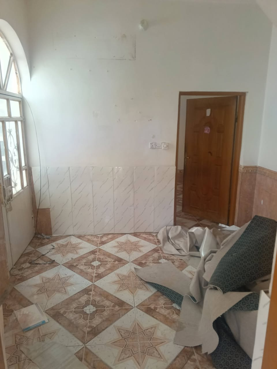 سلام عليكم 
بيت الايجار بحي الوفاء مقابيل الجامعه 
50متر طابقين  شارع 15عل ساحه 
غرفتين وحمامات فوك وجوه 
يجاره 300
***********

