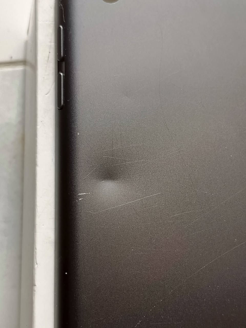 سلام عليكم
ايباد 9  
الذاكرة  64
بي شخوط موضح بلصور 
السعر 210 وبي مجال 
مكفول من كلشي بس الشخوط و ما مماثره
بغداد البلديات شارع الكهرباء توصيل ماكو 
***********
