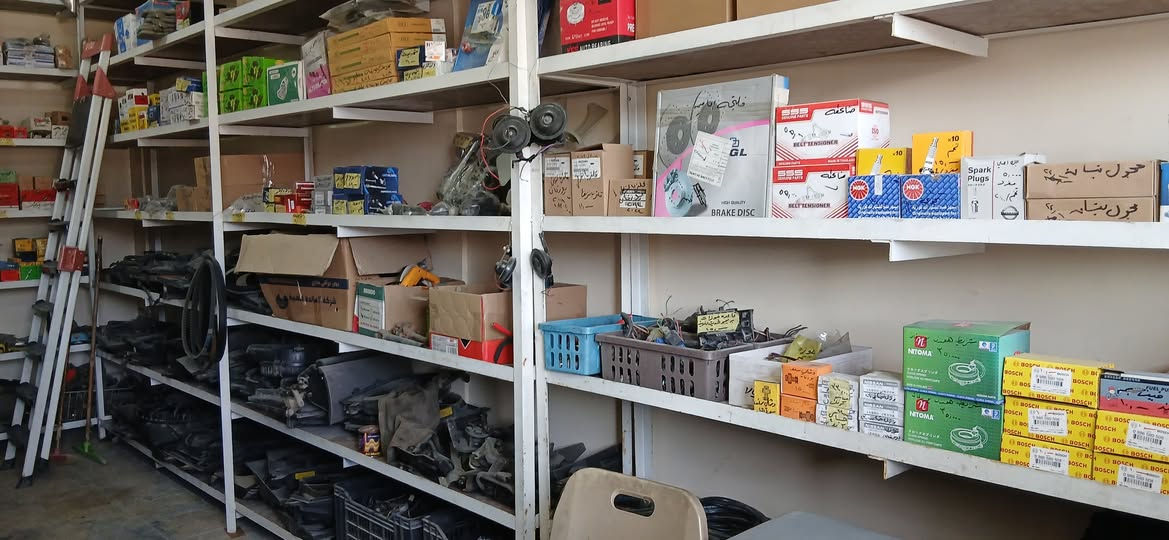 محل بيع أدوات احتياطية لسيارات ( كيا ، نيسان،  فتون ) للبيع لعدم التفرغ والكائن في المنطقة الصناعية في العبيدي مقابل بانزين خانة العبيدي بالقرب من جامع العبيدي. المساحة ٢.٥ م × ٧ م للاستفسار والسعر الاتصال على الهاتف( *********** ).
