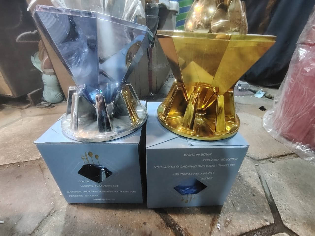 عرض خاص حماله مع خواشيك حجم كبير 24قطعه اصليه مذهبه سعر 15000جمله فقط وتساب ***********يوجد توصيل مجاني
