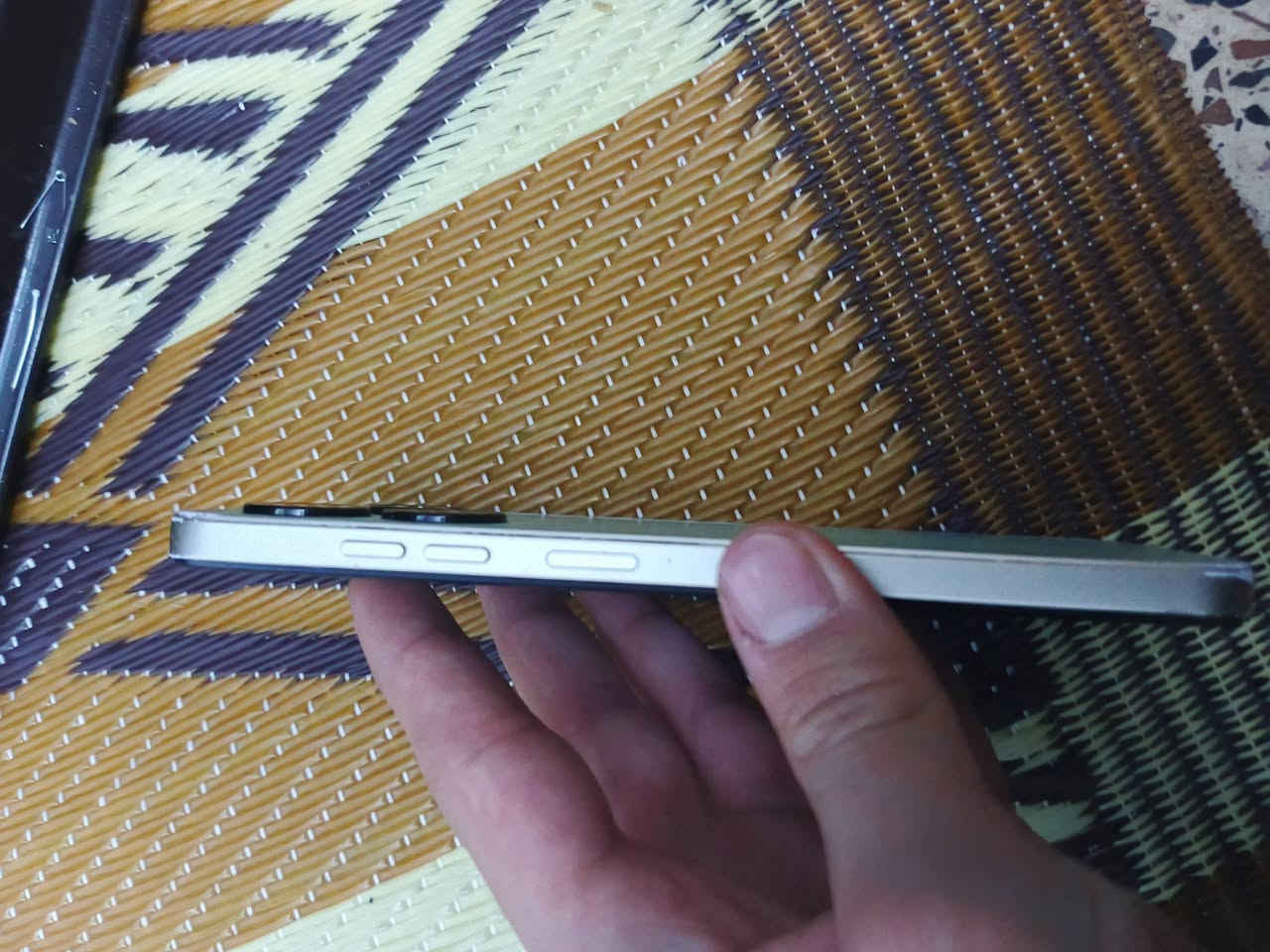 السلام عليكم موبايل للبيع مستعمل بي اشوي خدش من الجانب مثل ما موضح بلصوره شراي اتصل ع الرقم ***********
