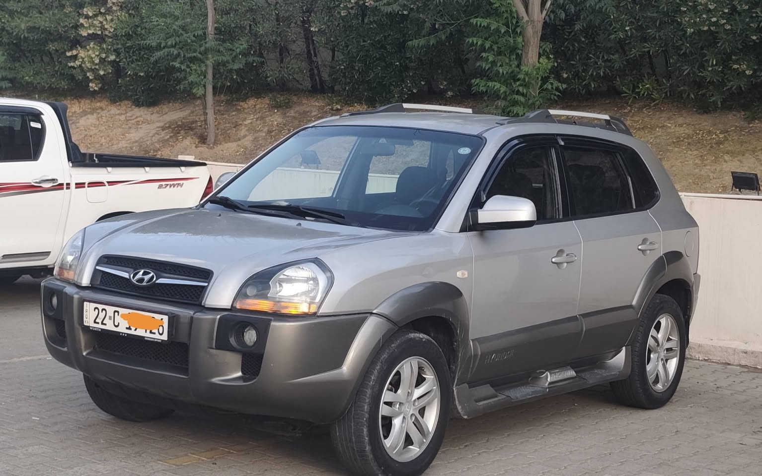 السلام عليكم
هيونداي توسان 
2009 خليجي بدون صبغ بدون بارد بدون تبديل فقط تقحيل مكانين صغيرا موضح اخر صوره 
محرك وكير وتبريد شرط
رقم جديد اربيل
طخم90/100
*********** 
 ***********
