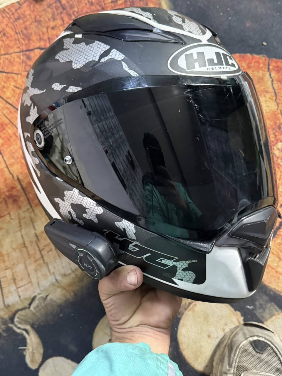 سلام عليكم خوذه HJC f70اصليه نضافه 98‎%‎ ستعمال قليل وياه جامات 2 شفافه ومضلل السعر 350الف وبيه مجال مكاني بغداد حي العامل ***********
