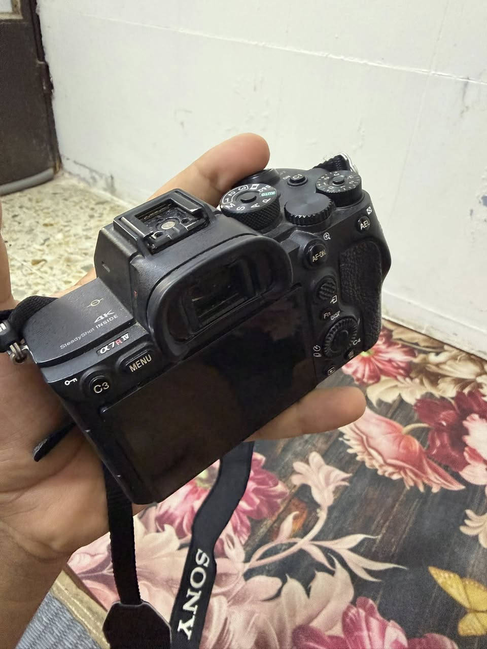 كاميرا sony R iv للبيع بدي فقط 
عداد الشتر ٨٢ الف 
نظافه ٩٥٪؜
ملحقات شاحنه اصليه وبطارية اصلية 
مداخله تصليح نهائيا 
السعر مليون و ٩٥٠ الف 
بي مجال بسيط 
بغداد حي البتول ***********
