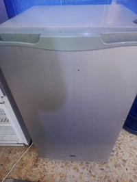 ثلاجه مكتبيه شغاله نظيفه وجمد على الفحص 07811136889