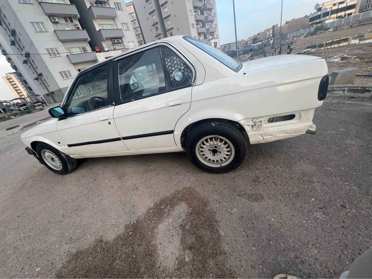 لام عليكم زعره موديل ١٩٩١ رقم ديالى مشروع وطني لشهر ال١٠ بيه رقم مفقود بس مسوين معامله مال فقدان من ٢٠٢١ ومتروكه بس تمشي المعامله وي التحويل سياره مصبوغة عام جديد فرن محرك ٢٠ مفتوح كير اوتماتيك حداديه جيده تخم تاير جديد وياله البلاديه فيت بم بيها جديد بيها خربطة بسيطه ايرفلو يحتاج ترتيب هم  بس سحبها طياره سياره معدل غرفتها تعبانه وتحتاج السياره ترتيب للبيع رايدها ب29 وبيه مجال بسيط ان شاءالله للاستفسار *********** بغداد, العراق
