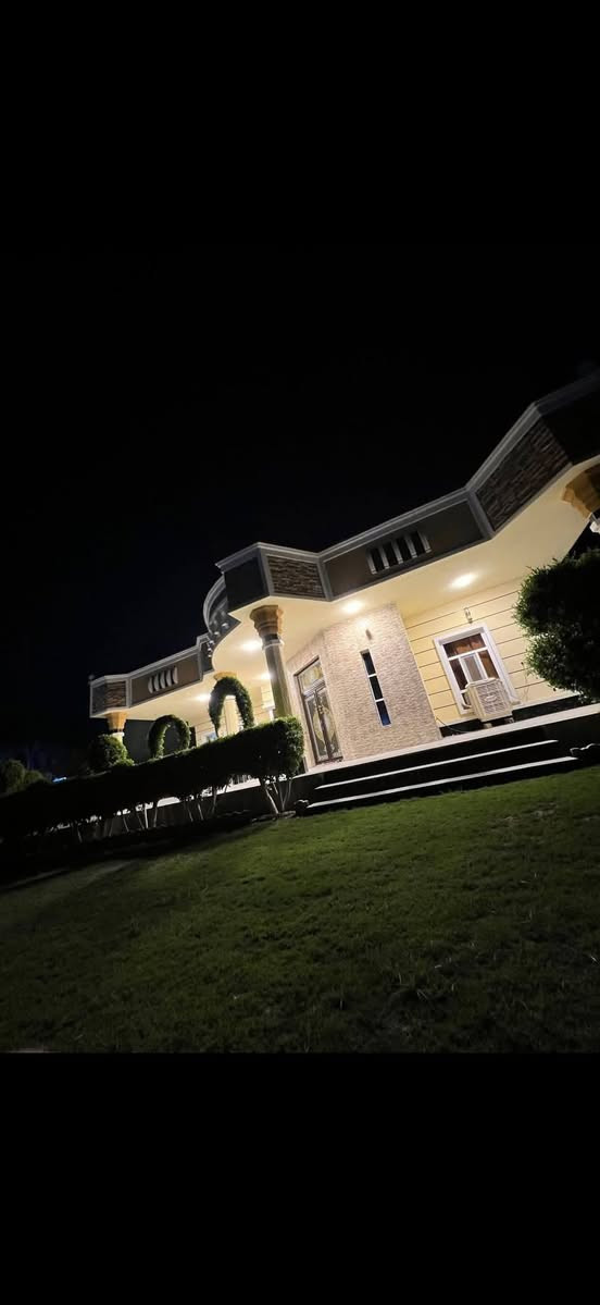 بيت طابقين للبيع في الدورة البعيثة قرب الجمعية 
مساحة الارض 1350 متر مساحة البناء 250 متر زراعي 

يحتوي على 4 غرف نوم 2 منهم اسويت 

استقبال 8* 4/5

هول 5* 4/5

صاله عدد 2    5*8

مطبخ 45/5

حمام عدد 4

ارضيه الطابق الاول مرمر 

الطابق الثاني بورسلين 

سقيفه على طول الكراج 21 متر 

اشجار مثمرة 

السعر 200 

لمزيد من المعلومات الاتصال على الرقم
*********** او واتساب
