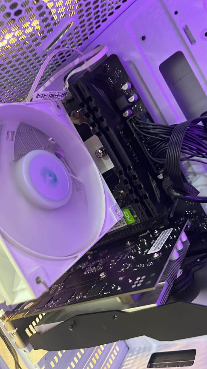 معالج رايزون 5 2600 مع مذر بورد صيني 

رام 8g ddr4  عدد 2  تردد 3200
هارد 256ssd  m.2 
مبرد غازي 
و بور سبلاي 550 واط 
و كيس  
مكاني بغداد دورة مهدية الثانية 
استفسار واتساب *********** توصيل ما عندي توصيل ما عندي توصيل ما عندي 🙂 بغداد, العراق
