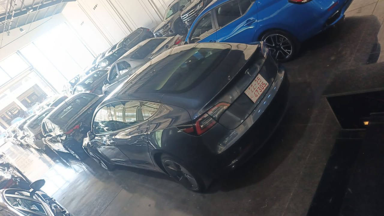 تسلا مودل ٣ للبيع
موديل ٢٣ 

سعرها  ١٥٥ وبيها شويا مجال وارخص من هيج سعر ماكوا كلفتني اغلى والله 

حادثها موضح بالصور كل قطعها اصلية واون لاين 

ماشيا ١٢ الف 
رقم شاصي 5YJ3E1EA4PF678719

رقم كاتي تترقم اربيل ٢٤٠ الف 
عنوان السياره اربيل 

***********
