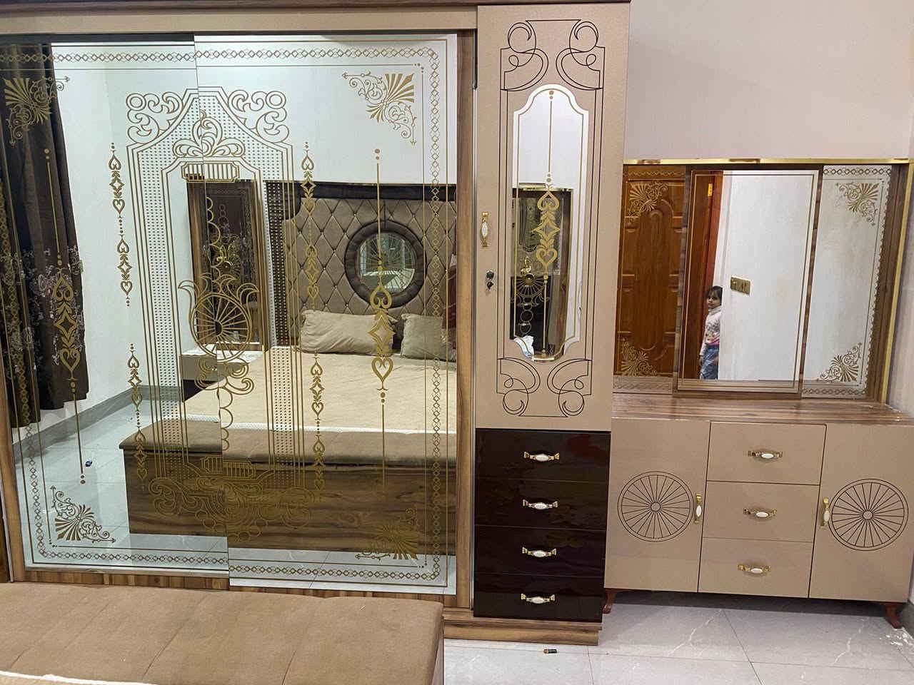 سلام عليكم غرفه اخشاب تركي درجه أولئ بعده جديد مستخدمه ٨ أشهر سعرها مليون ٦٠٠الف للاتصال *********** يوجد وتساب
