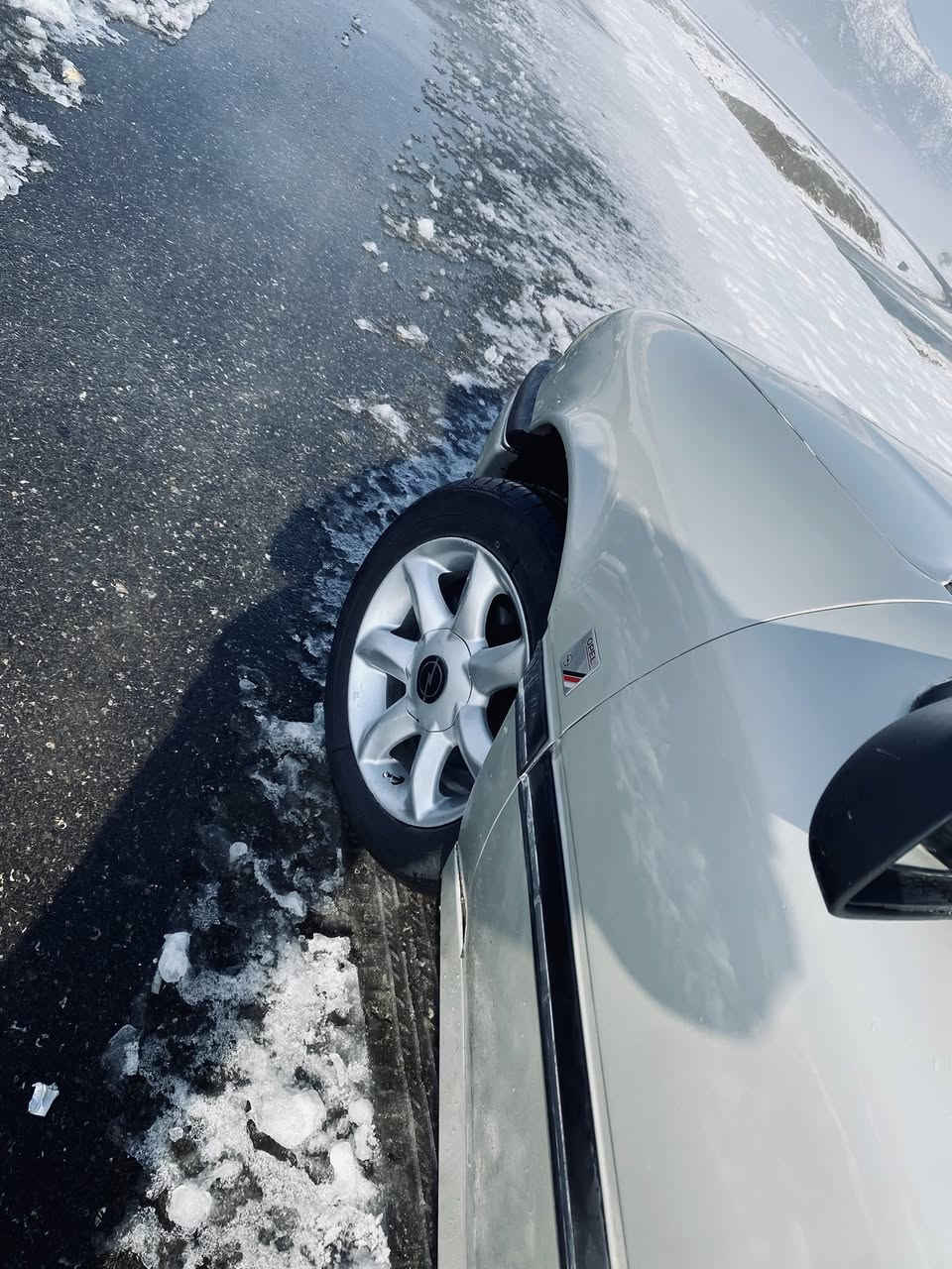 ئۆپڵ ڤیکترا

مەکینە ٢٠ قەباخ رەش ئەوروپی 

بەس ماشەڵای دەوێت

جام کارەبا و 

قفڵ مەرکەزی 

لایت زینۆن 

چوار تایەی لۆک

کامل کارەبای مەزبوت گڵۆپێکی نیە ئیش نەکات 

ارم پلاستیک سلیمانی بەشەرت

هەمو گیانی بەشەرت 

بێ تەقەو ڕەقە

***********
