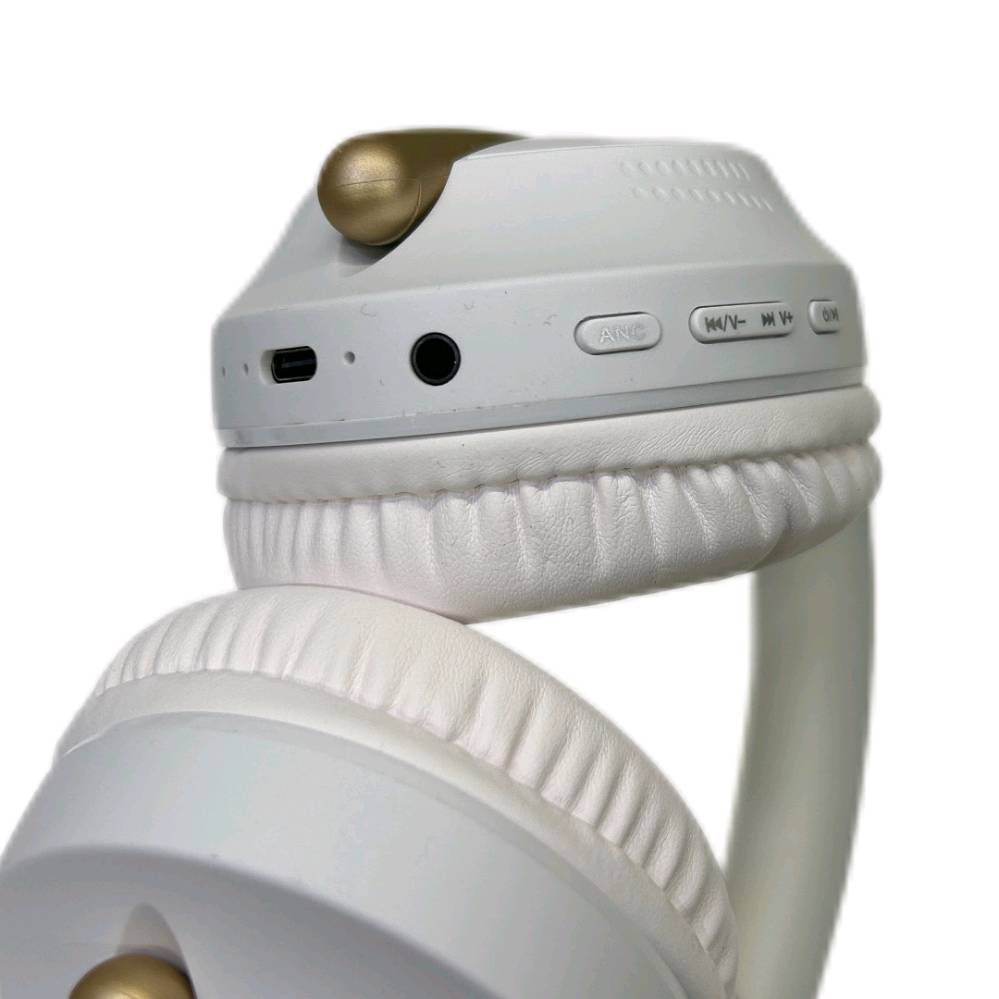 تصميم  مريح وأداء قوي
 تجربة صوت ثلاثية الأبعاد مع إمكانية الاتصال اللاسلكي الطويل وتشغيل مستمر أكثر من 20 ساعة

الاستماع للموسيقى بجودة عالية وصوت نقي.

المكالمات الهاتفية بوضوح مع ميكروفون مدمج.

مناسبة للسفر والعمل بفضل خاصية إلغاء الضوضاء (ANC).

دعم الاتصال اللاسلكي مع الهواتف، اللابتوبات، والأجهزة اللوحية.

 إمكانية الاستخدام عبر سلك AUX للأجهزة غير الداعمة للبلوتوث.

حجم الدرايفر: 40 مم

استجابة التردد: 20Hz – 20kHz

الحساسية: 96dB

أقصى ضغط صوتي (SPL): 111dB

حساسية الميكروفون (@1kHz): -42dB

زمن التشغيل: +20 ساعة متواصلة بالشحن الكامل

 خاصية Smart Power Save: تنطفئ تلقائيًا بعد 3 دقائق من عدم الاستخدام

دعم ملفات البلوتوث: HFP v1.6، HSP v1.2، A2DP v1.2، AVRCP v1.4

 تردد البلوتوث: 2.402GHz – 2.48GHz
 
مدى نقل لاسلكي ثابت بجودة عالية (GFSK, π/4 DQPSK, 8DPSK)

 دعم AUX 3.5mm لاستخدامها كسماعة سلكية

 شحن عبر كابل USB مرفق