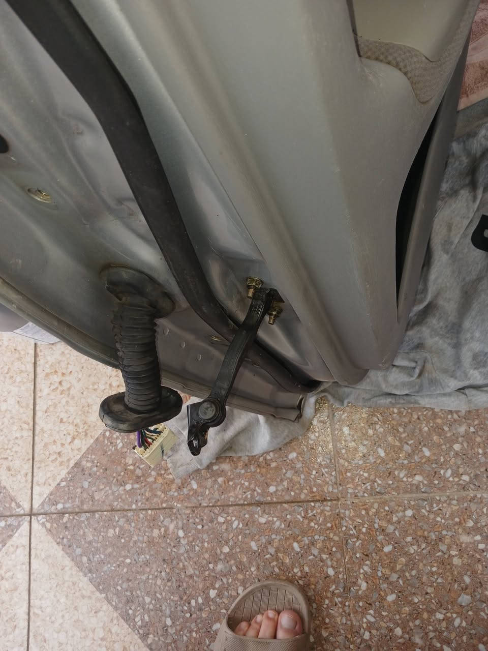 السلام عليكم اخوان باب كامري موديل 2006 لون سلفر كصه جديد للبيع مكانه رمادي للاستفسار*********** وات ساب
