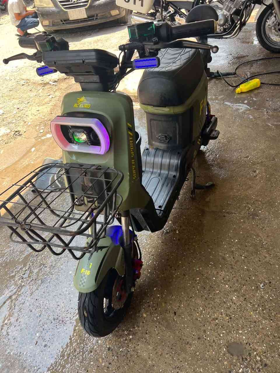 سلام عليكم لبيع F16  سعر 350 وبي ضمان يوم ماكو هيجي شي ابد الجديد ما بي ضمان
فول المرغوب 
5 بطاريات دبل قدره الباتري  25 امبير 
المسافه اليمشيها من 37. ال 40 كيلو شرط في شرط 
ملف 2000
4 نمر شرط طلقه 
مكاني موصل  متوجد بل دواسه سوك الماطورات 
و زيونه يم المرور 
***********. 
سعر 350 الف  و الباتريات شرط وبي ضمان يوم اذا يصرف شحن يرجع 👍  
ملاحضه القفل مال صندوك عاطل و بي هاذا الفطر بل درع  ما يضر شي
بي بلوتوث 
ونشرات لايتات شي يخبل
