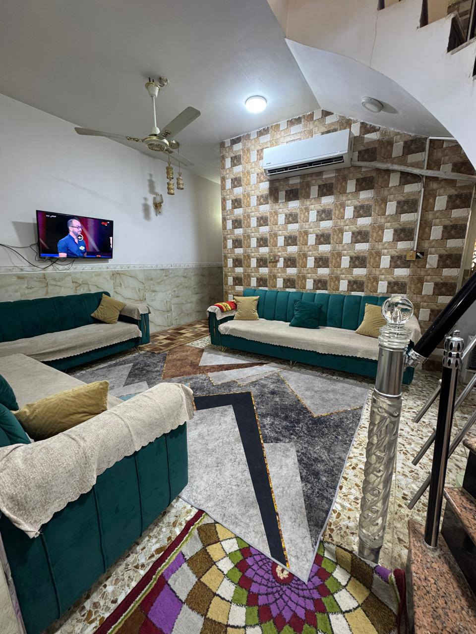 دار للبيع طابو زراعي ملك صرف المساحة ١٦٠م طابقين يحتوى الطابق الاول على غرفه نوم وصاله ومطبخ وكليدور ومجمع صحيات +مناور ٢+مدخل +كراج سياره+صحيات خارجيه شرقيه /
الطابق الثاني يحتوي على ٢غرف  نوم وكليدور ومجمع صحيات +بلكونه /العنوان حله /حي الزهراء قرب حسينية عبدالله الرضيع الشارع الخدمي يبعد عن الشارع الخدمي ٢٠٠م  لمعرفة السعر وباقي التفاصيل ***********/
