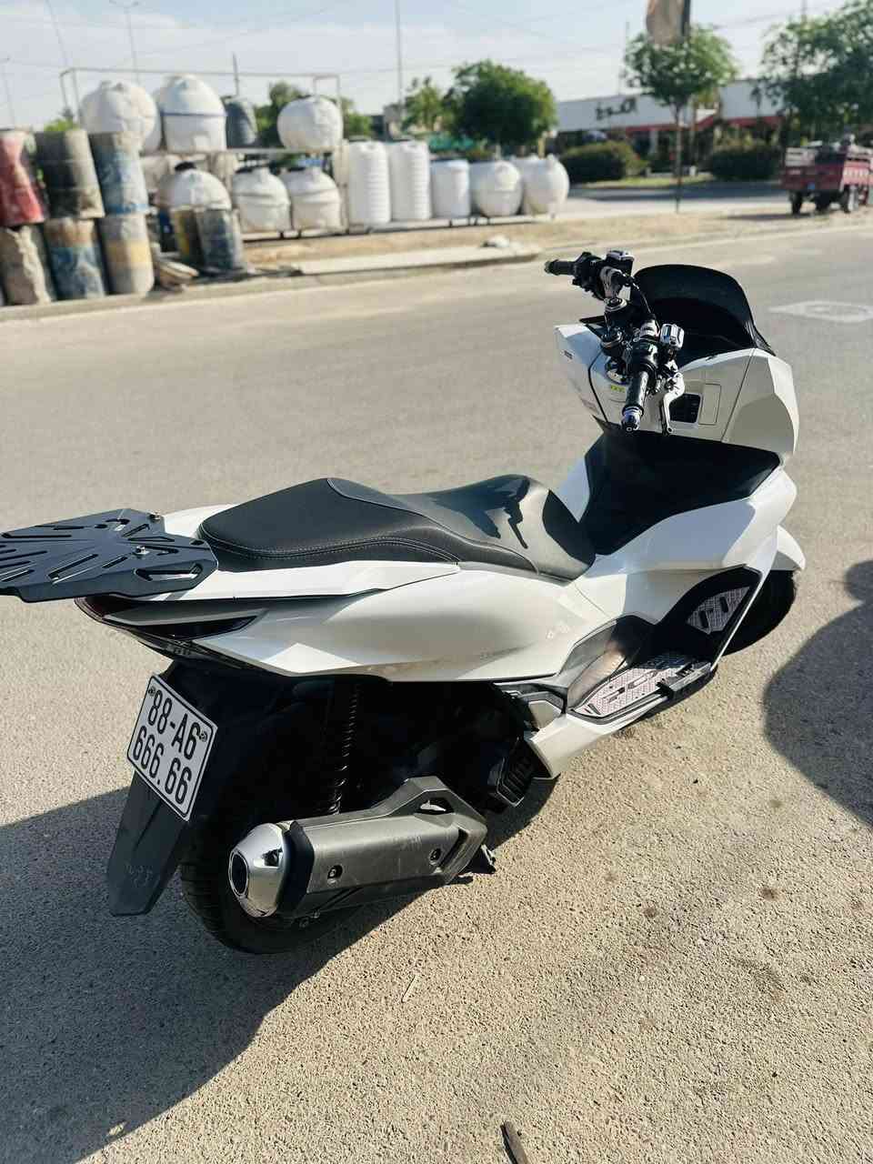 سلام عليكم
Pcx 125cc  كوري🇰🇷
للبيع .مواصفات
APS
حساس زدحام
حساس استاند 
ستيرن تزويد ٣ قطع
دوسات تزويد 
قبق شوته شفاف
ستاند تزويد 
ماشيه 60 الف 
دراجه نضيفهه 
رقم ***********
مكاني بغداد حي الجهاد 
سعررر ١٨ورقه ونص بيها مجال بسيط 🤍
