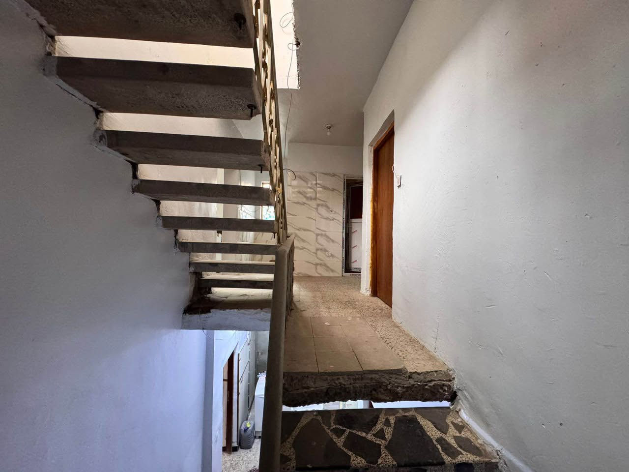 سلام عليكم بيت للبيع الشعله شارع سيد شناوه اول فرع على يمين قطاع 10 مساحة 160 مسلح طابيق عدد الغرف 5 هول استقبال 3حمامات مطبخ كراج رقم للاستفسار
:
 ***********
*********** بغداد, العراق
