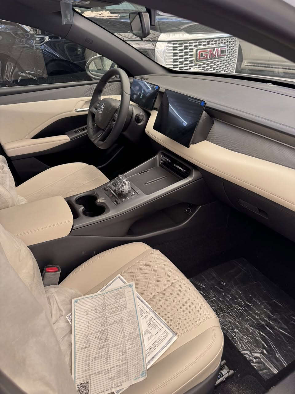 بي واي دي كين بلس | BYD Qin Plus
✨ زيرو
📍 رقم بغداد
💰 السعر: 19,400,000 دينار عراقي

💯 مكفولة كفالة عامة

🔥 مواصفات حديثة وفخامة واضحة
⛽️ اقتصادية جداً بالوقود
🚘 راحة عالية بالطريق
🖥️ شاشة وسطية كبيرة متعددة الاستخدامات
📱 دعم Apple CarPlay و Bluetooth
📷 كاميرا خلفية وحساسات اصطفاف
🔑 تشغيل بصمة ودخول ذكي
❄️ تبريد ممتاز وتكييف أوتوماتيكي
🛋️ مقاعد جلد فاخرة مع رحابة داخلية مميزة
⚡️ أداء سلس وثبات عالي أثناء القيادة
💡 إنارة LED أمامية وخلفية بتصميم عصري
🧳 مساحة صندوق واسعة مناسبة للعائلة والسفر

🎨 متوفرة بخيارين فاخرين للداخل:
✔️ داخل زيتوني جلد
✔️ داخل أبيض جلد

♻️ متوفر عدنا:
✔️ تحويل مباشر ثاني يوم
✔️ بيع • شراء • مراوس على جميع السيارات

📲 للتفاصيل أكثر
راسل الأرقام الموجودة أو زورونا بموقعنا 

📱***********  
📱*********** 
📱***********  

📍 العنوان
بغداد – الكريعات – شارع المعارض – معرض علي شاكر
